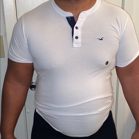 Hollister Must-Have Henley Men’s T-Shirt - Picture 2 of 5